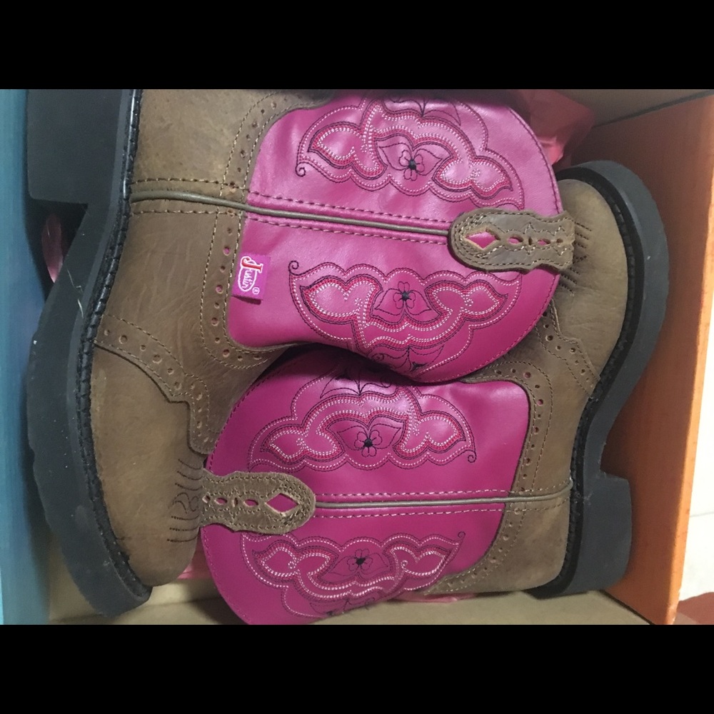 Pink Justin boots. Round toe. Like new!!